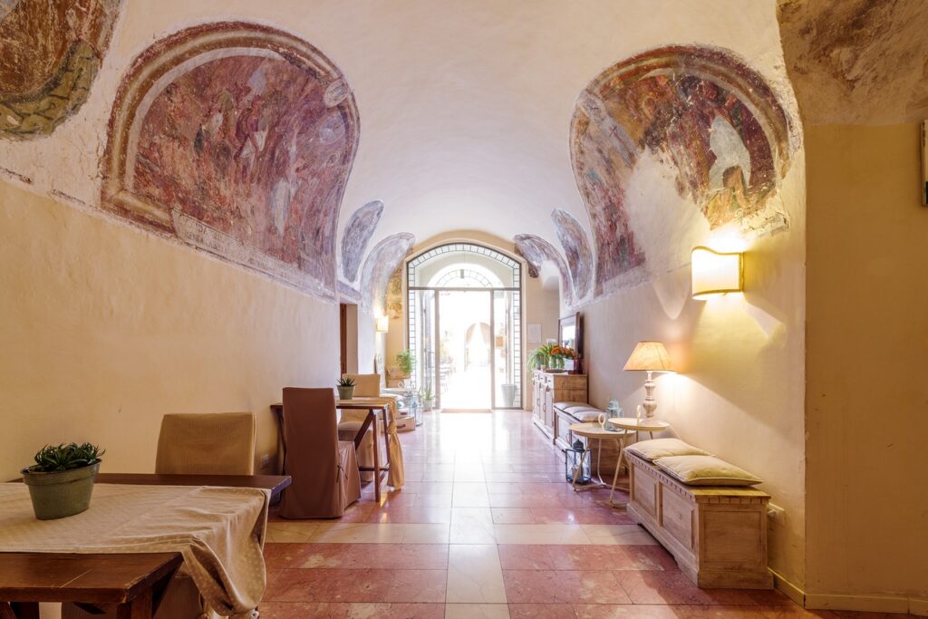 Convento-Santa-Croce-atrio-ingresso