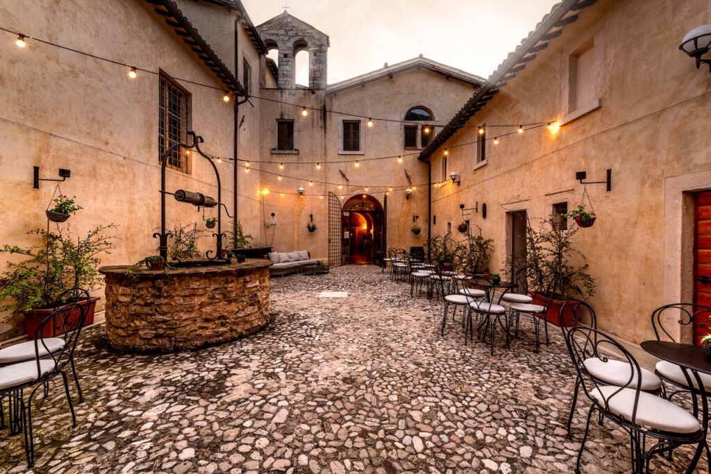 Cortile-Convento-Santa-Croce